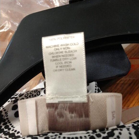 Loft Large Scoop Neck Front Flutter Sleeve Tiered Bottom Black/White Circles - Picture 9 of 10